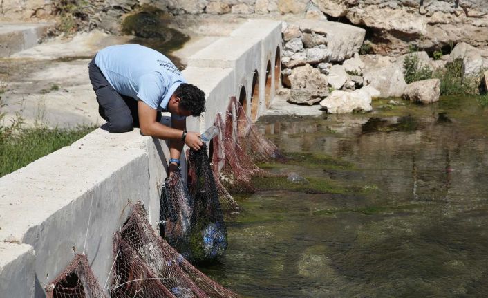 Yüzey suyu atık kapanı projesi ile haftada 65 kilo atık toplanıyor