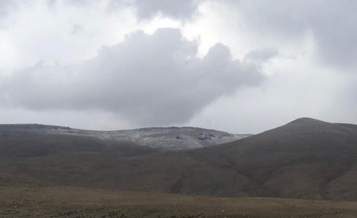 Zirve dolu yağışıyla beyaza büründü