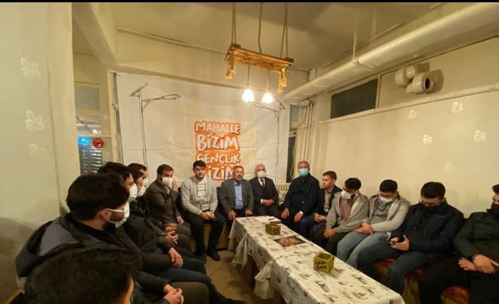 110 genç ’Mahalle Bizim Gençlik Bizim’ programında AK Partililerle bir araya geldi