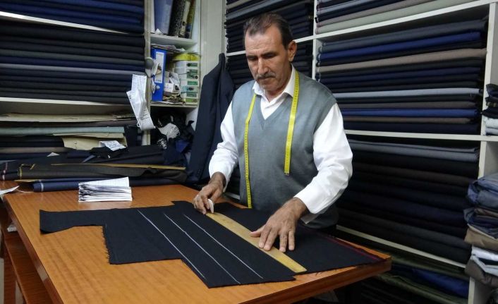 13 yaşında başladığı terziliği yarım asırdır ilk günkü şevkle sürdürüyor