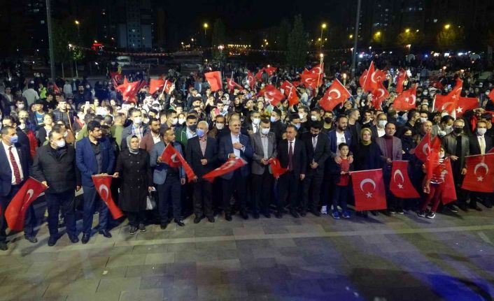 160 metre uzunluğunda Türk bayrağı ve fener alayı Diyarbakır halayı ile devam etti