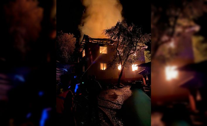 2 Katlı ahşap ev alevlere teslim oldu