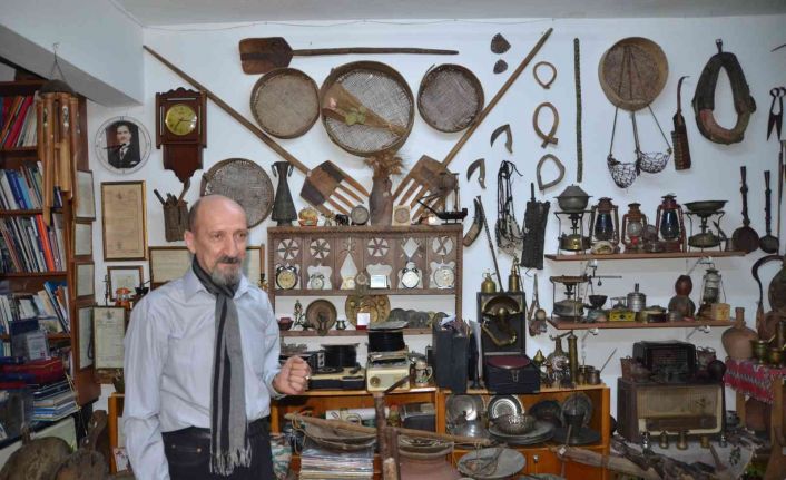 45 yıllık sanat hayatında bugün 5 binden fazla antika eşyanın sahibi oldu