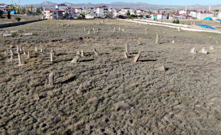 5 asırlık mezar, insan boyunu aşan taşları ile dikkat çekiyor