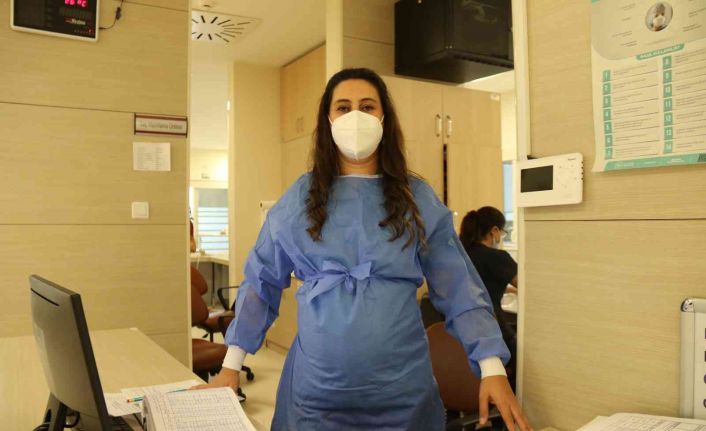 5 aylık hamile hemşire yoğun bakım hastalarının yardımına koşuyor