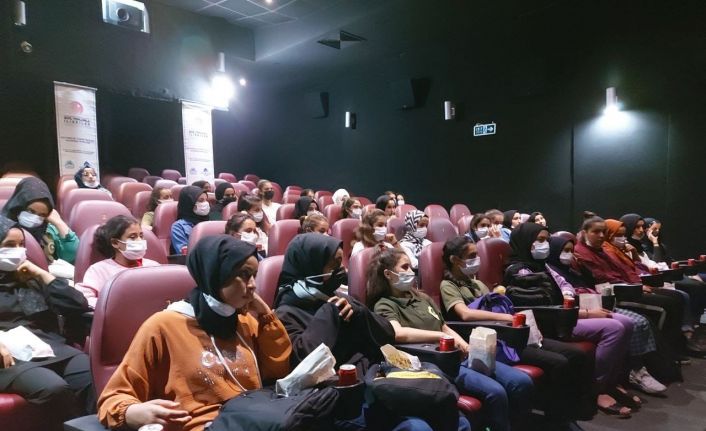 70 öğrenci sinemaya götürüldü