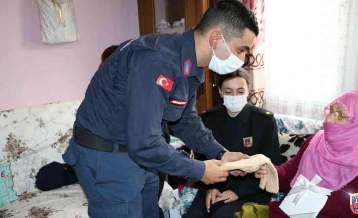 92 yaşındaki Nuriye teyze, Mehmetçikler için elleriyle çorap ördü