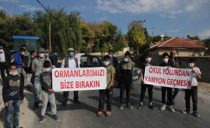 Afyonkarahisar’da köylüler ellerinde pankartlarla yolu kapattı