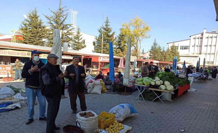 Afyon’un bu ilçesindeki pazarda eller cebe girmeden önce semaya kalkıyor