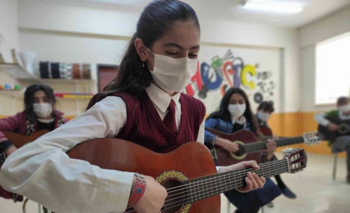 Ağrı’da öğretmen ve öğrencilere yönelik zeka oyunları ve sanat projeleri  hayata geçiyor