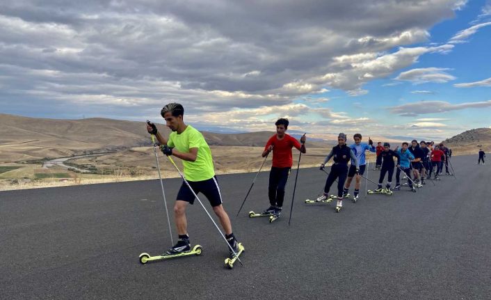 Ağrılı kayaklı koşu sporcuları kışın karda, sonbaharda asfaltta ter döküyor