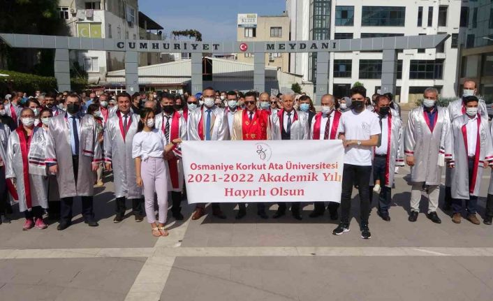 Akademisyenler cübbeleriyle yürüdü