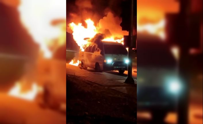 Alev topuna dönen minibüsünü çaresiz halde izledi, ard arda gelen patlamalar korkuttu