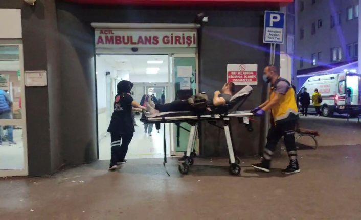 Alkollü şahıslar omuz atıp tartıştıkları 2 kardeşi bıçaklayıp kaçtılar