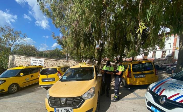 Antalya’da jandarma ticari taksileri denetledi