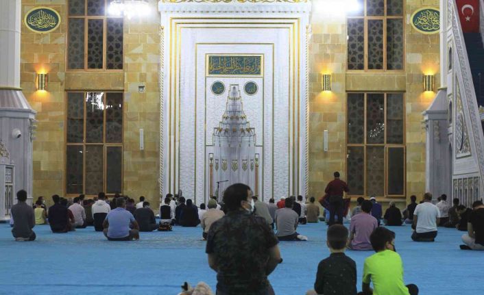 Antalya’da Mevlit Kandili camilerde dualarla idrak edildi