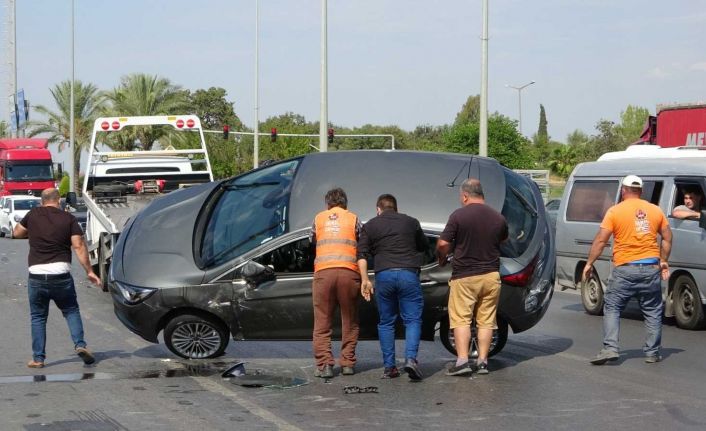 Antalya’da otomobil tıra çarptı
