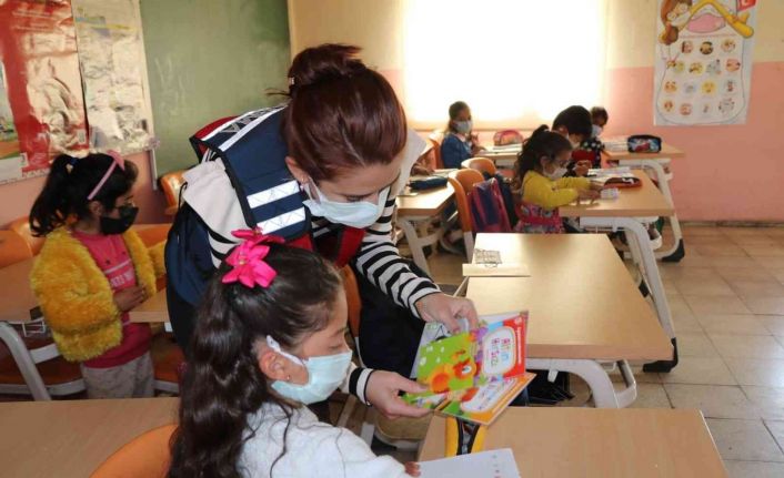 Ardahan’da "Güvenli Okul, Güvenli Gelecek Projesi" kapsamında jandarma ekipleri denetim yaptı