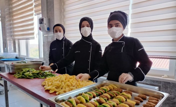 Aşçı adayı öğrenciler taşımalı eğitim gören 2 bin 300 öğrenci için yemek hazırlıyor