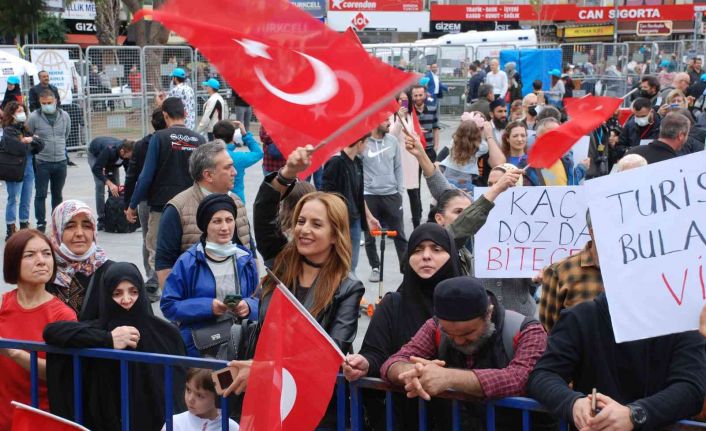 Aşı karşıtları İzmir’de toplandı