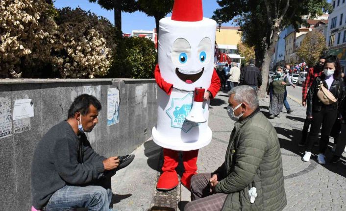 Aşı maskotu meydanda ‘mavi’ kategori için vatandaşlara seslendi