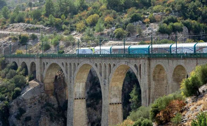 Asırlık ’Varda Köprüsü’ne yoğun ilgi