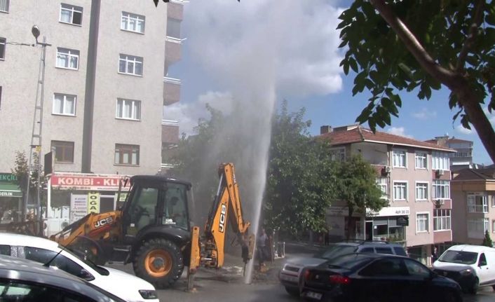 Ataşehir’de İSKİ çalışması sırasında boru patladı, su metrelerce yükseğe fışkırdı