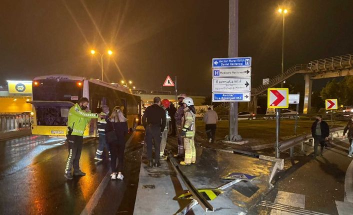 Avcılar’da halk otobüsü kaza yaptı, otobüse bariyer saplandı:1’i ağır 4 yaralı