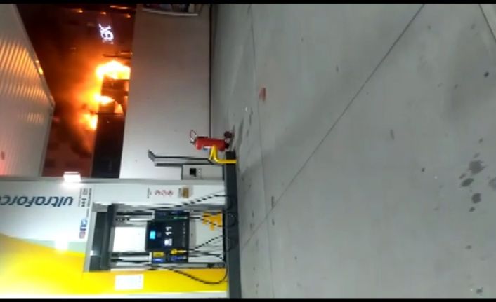 Bahçelievler’de benzinliğin yanında park halinde olan halk otobüsü alev alev yandı