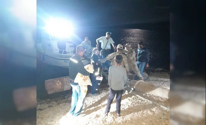 Baraj ortasındaki adada mahsur kalan öğretmen kurtarıldı