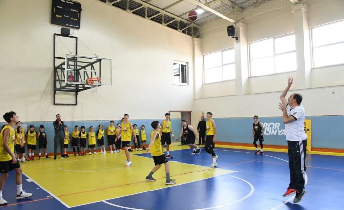 Başkan Altay Büyükşehir Belediyesporlu genç basketbolcularla buluştu