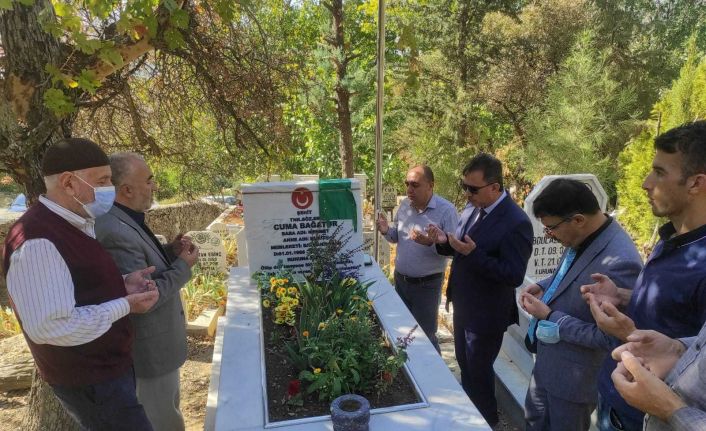 Batman’daki kurum müdürleri İdlip şehidi Cuma Bağatur’un ailesiyse bir araya geldi