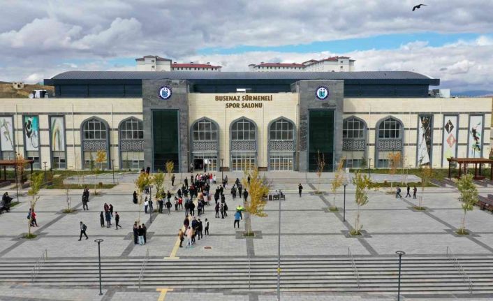 Bayburt Üniversitesi Spor Salonuna Milli Boksör Busenaz Sürmeli’nin adı verildi
