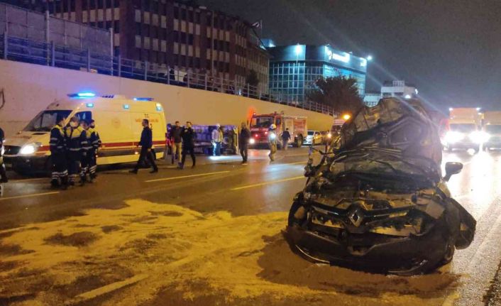 Bayrampaşa’da otomobilin çarptığı sebze yüklü kamyon devrildi: 2 yaralı