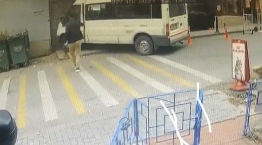 Bebek’te faciadan dönülen anlar kamerada: Servis minibüsü doğalgaz kutusuna çarptı, yaya son anda kurtuldu