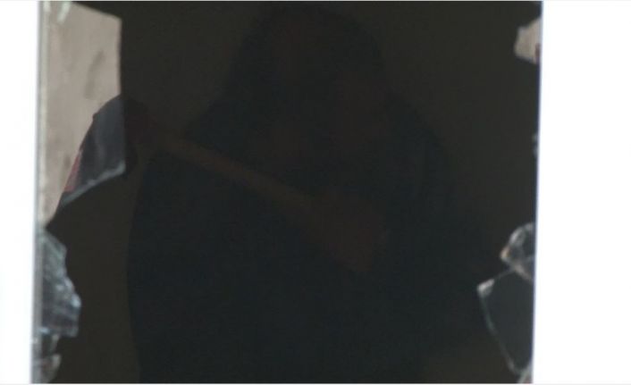 Beşiktaş’ta hareketli anlar: Keserle direnen şahsı polis kalkanlarla eve girip aldı