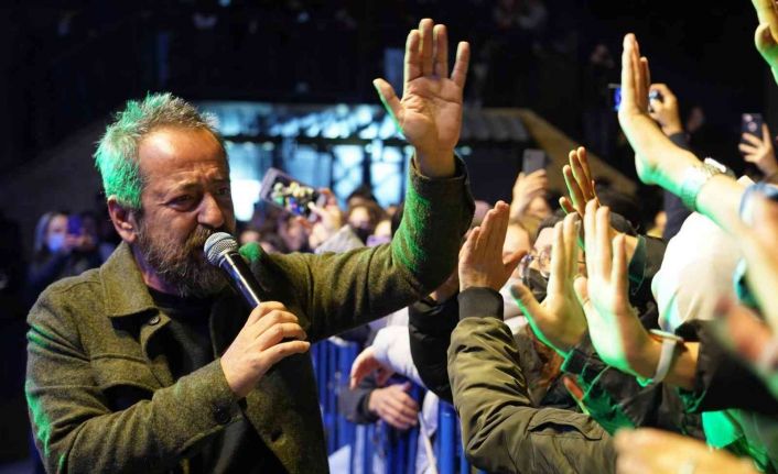 Bilecik’te cumhuriyet coşkusu fener alayı ve Feridun Düzağaç konseri ile taçlandı