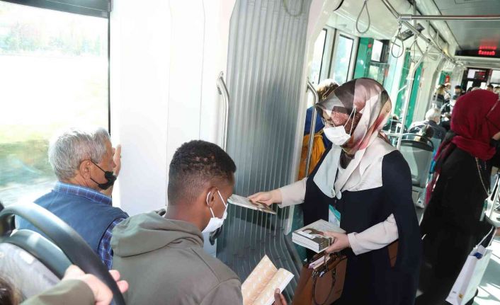 Bilgehane öğrencilerinden tramvaydaki yolculara kitap