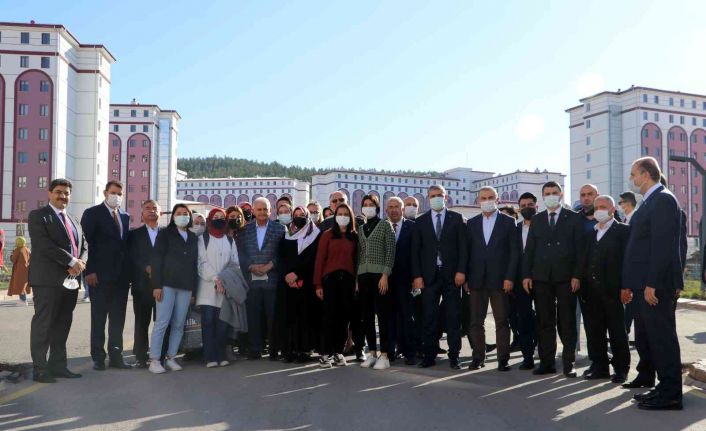 Binali Yıldırım’ı karşısında görünce telefona sarılıp babası ile görüştürdü