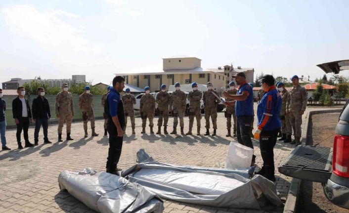 Bingöl’de 43 jandarma personeline çadır kurma eğitimi verildi
