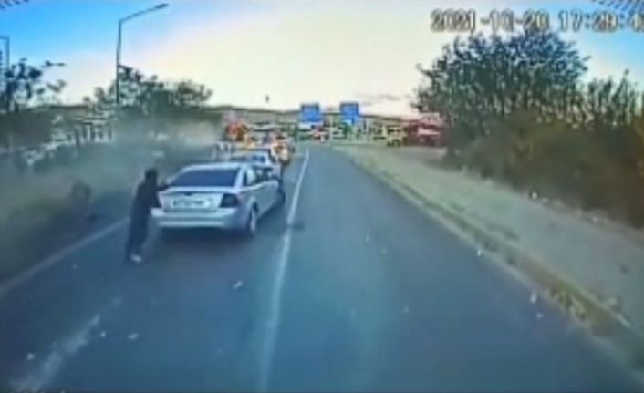Bingöl’de 6 kişinin yaralandığı kaza araç kamerasında: Aracın altında kalmaktan kıl payı kurtuldu
