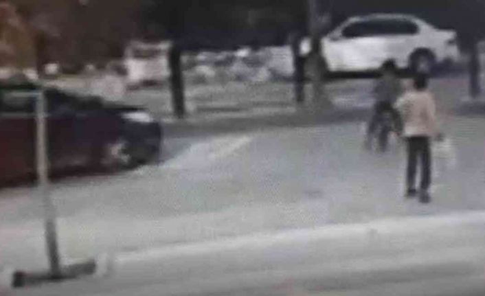 Bisiklet süren çocuğa araba çarptı, hemşire çıkan sürücü müdahale etti