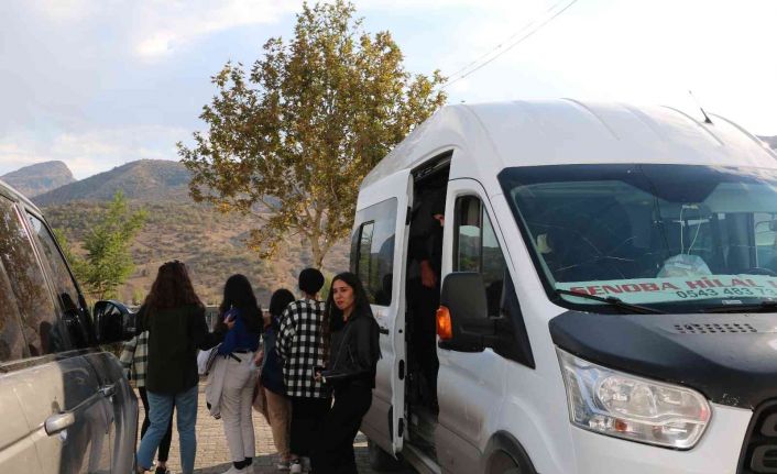 Bu beldede öğrenci servisi ve şehir içi ulaşım ücreti belediye başkanı tarafından karşılanıyor