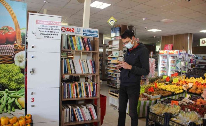 Bu markete gelenler biryandan alışveriş yapıp biryandan da kitap okuyor