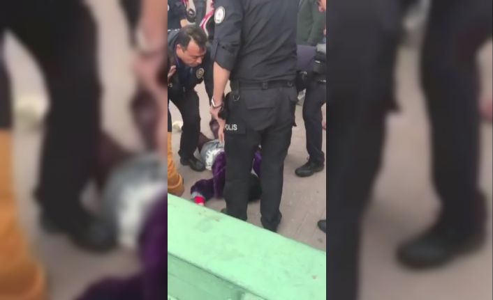 Bursa’da köprüden atlamak isteyen genç kız, polis ekipleri tarafından son anda kurtarıldı