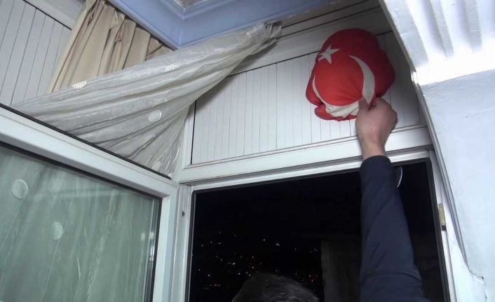 Bursa’da polisin Türk bayrağı hassasiyeti