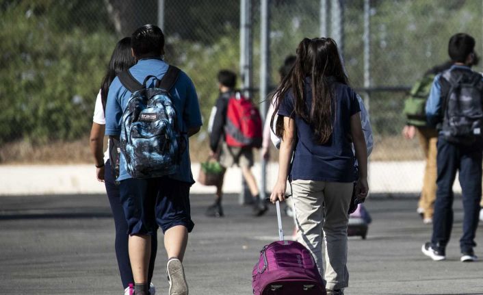 California öğrencilere Covid-19 aşısı zorunluluğu getiren ilk eyalet olma yolunda