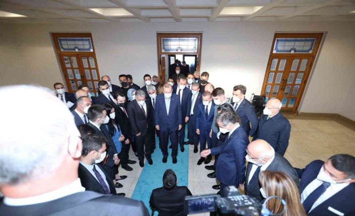 Cam kemik hastası genç Cumhurbaşkanı Erdoğan’a kitabını hediye ederek hayalini gerçekleştirdi