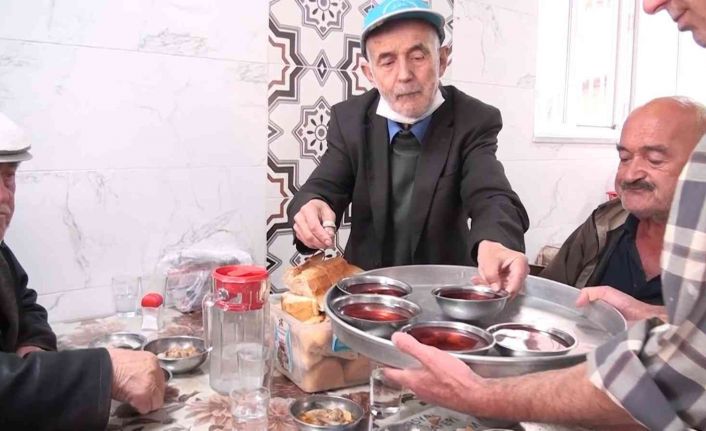 Çarşının ’Himmet babası’ 40 yıldır askıda geleneği ile yemek ikram ediyor