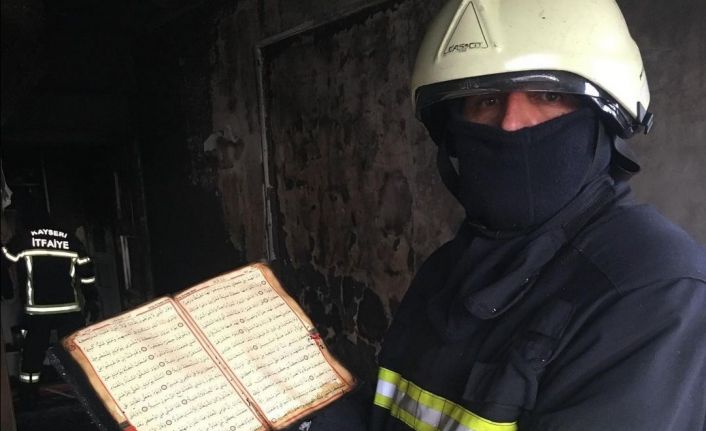 Çıkan yangında ev küle döndü, Kur’an-ı Kerim’in sayfalarına hiçbir şey olmadı